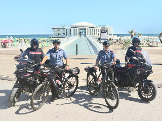 Furto su un’auto in sosta a Senigallia, tre denunciati: recuperato e restituito lo zaino